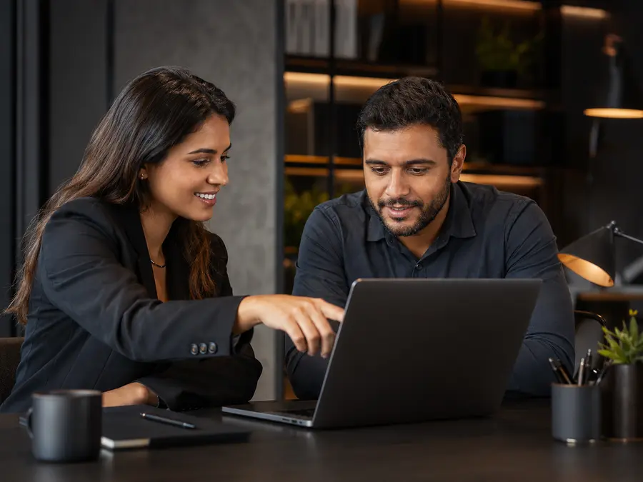 Especialista auxiliando cliente durante a publicação de um site